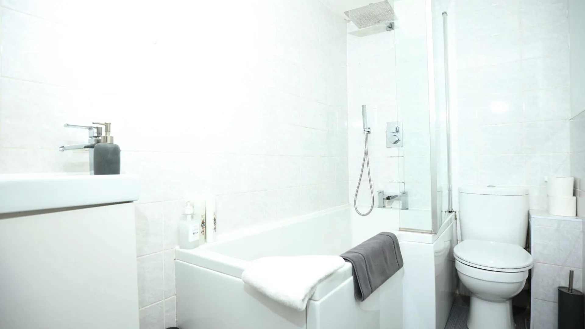 Kerry Croy - Lovely House, Fantastic Location With Free Parking, Perfect For Contractors And Workers Cardiff Apartment